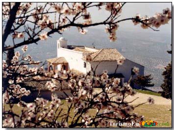Vista de la ermita de la Virgen de la Cabeza en primavera