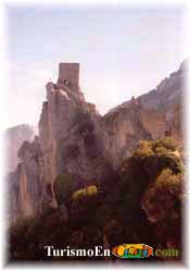 Vista del Castillo de la Iruela sobre la roca