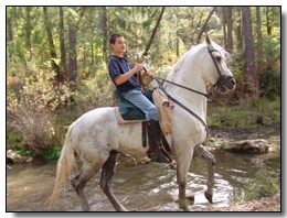Joven cruzando el r&iacute;o