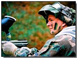 ni&ntilde;o con uniforme de Paint Ball