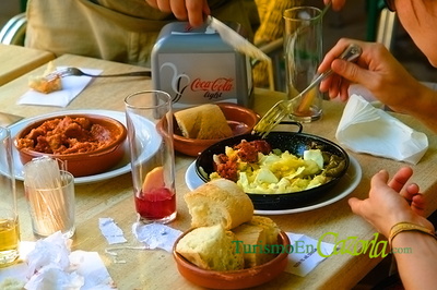 Cazuela de Huevos con Chorizo y Pimientos.
