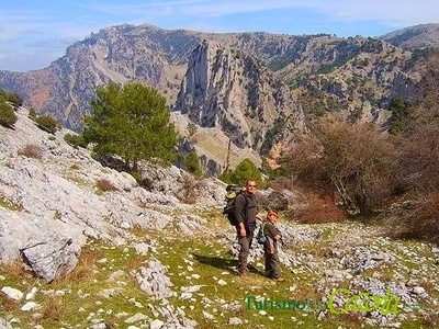 Javi y su padre Javier en el descenso frente al Picon del Haza