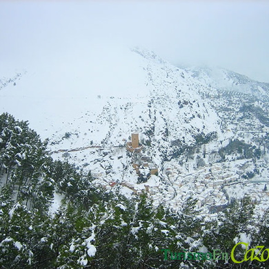 Vista general de Cazorla y el Castillo nevado