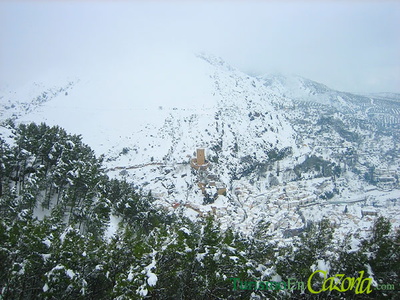 Vista general de Cazorla y el Castillo nevado