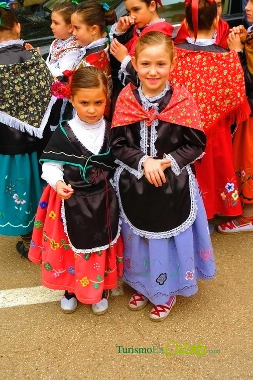 Niñas con el traje típico de serrana Cazorleña.