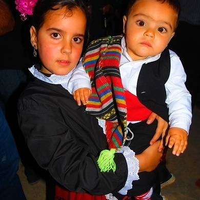 Niños con el traje típico de Serrano
