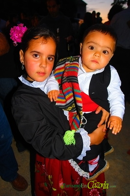 Niños con el traje típico de Serrano