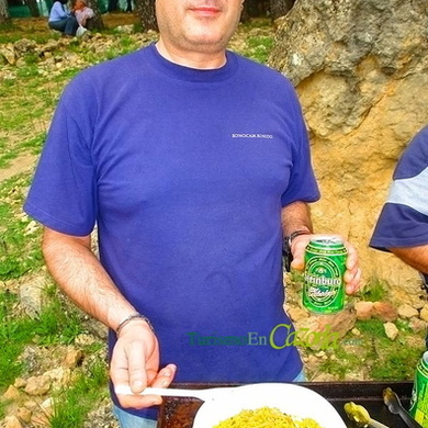 Javi Camero, el cocinero del arroz en la Romería de la Virgen de la Cabeza de Cazorla.