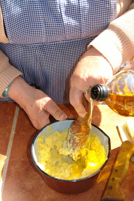 Preparando el Ajo Atao :: Comida Serrana en Cazorla