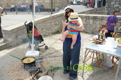Ana con su bebe en el Concurso de Gachamiga en Cazorla 2012