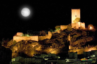 Maravillosa vista nocturna del Castillo de la Yedra de Cazorla