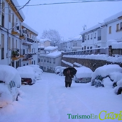 Hombre atrapado por la nieve en las calles de Cazorla