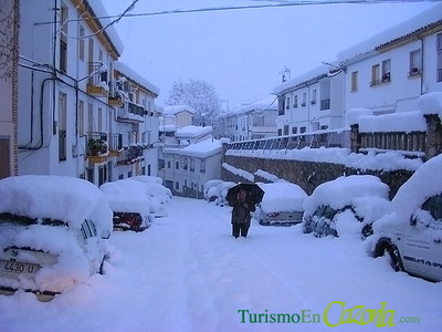Hombre atrapado por la nieve en las calles de Cazorla