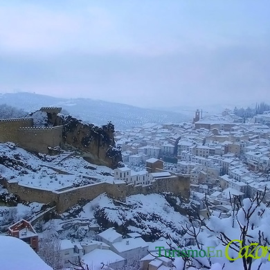 Murallas del Castillo de la Yedra en Cazorla nevadas