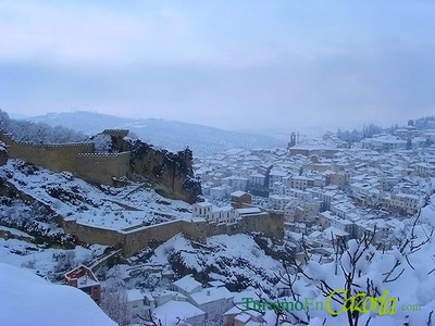 Murallas del Castillo de la Yedra en Cazorla nevadas