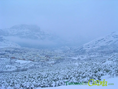 Vista general de Cazorla cubierta de nieve.