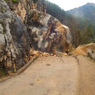 Desprendimiento de Rocas en el Camino de acceso a Riogazas