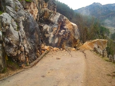 Desprendimiento de Rocas en el Camino de acceso a Riogazas