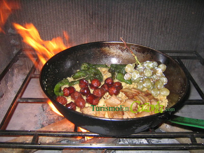 Migas con Chorizo, pimientos, panceta y uvas