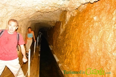 Senderistas en los túneles de las lagunas