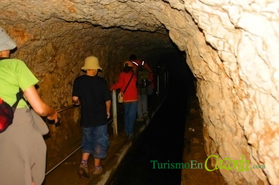 Senderistas en los túneles de las Lagunas