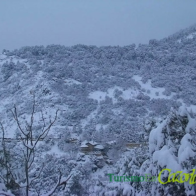 Sierra de Cazorla bajo la nieve con la Calerilla al fondo