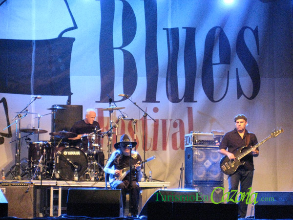 johnny-winter-blues-cazorla-2008-6.jpg