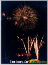 Fuegos artificiales en honor del Cristo del Consuelo