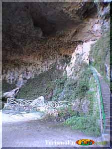 Vista interior de la Cueva del Agua