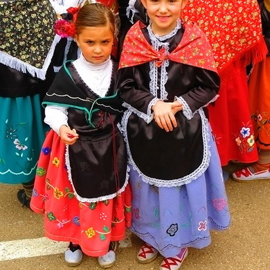 Niñas con el traje típico de serrana Cazorleña.