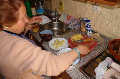 Preparando el Ajo Atao :: Comida Serrana en Cazorla
