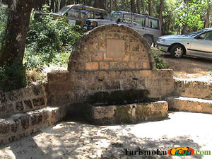 Fuente situada en la entrada a Arroyo Frío